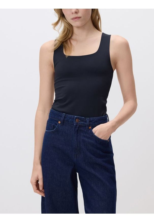 Reserved - Gładki top - czarny. Kolor: czarny. Materiał: dzianina. Wzór: gładki