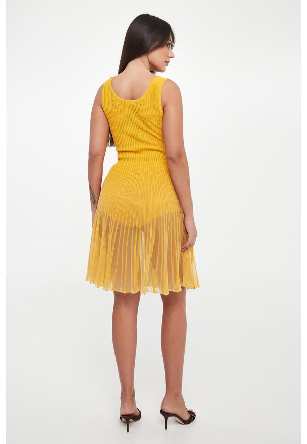 Elisabetta Franchi - Sukienka z ażurowej dzianiny ELISABETTA FRANCHI. Materiał: dzianina. Wzór: ażurowy