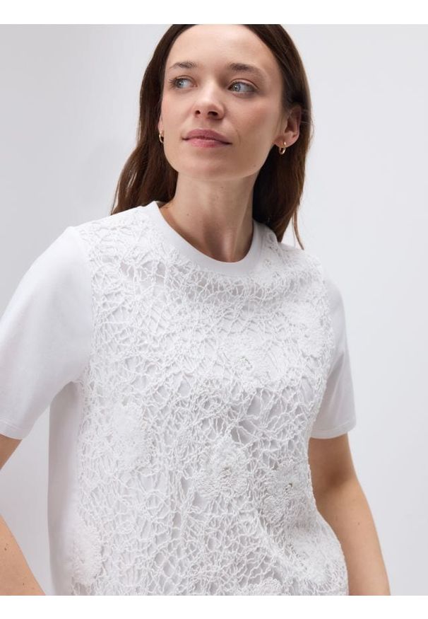 Reserved - Bluzka z ażurową wstawką - biały. Kolor: biały. Materiał: dzianina, bawełna. Wzór: ażurowy
