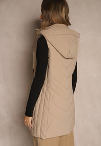 Renee - Ciemnobeżowa Pikowana Kamizelka o Taliowanym Kroju z Kapturem Tulonea. Okazja: na co dzień. Typ kołnierza: kaptur. Kolor: beżowy. Materiał: jeans. Styl: casual