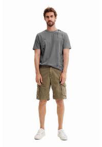 Desigual t-shirt bawełniany kolor czarny z nadrukiem. Okazja: na co dzień. Kolor: szary. Materiał: bawełna. Długość rękawa: krótki rękaw. Długość: krótkie. Wzór: nadruk. Styl: casual, klasyczny #4