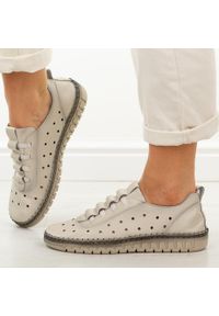 Beżowe skórzane półbuty damskie Filippo Dp7619/26. Okazja: na spacer, na co dzień. Nosek buta: okrągły. Kolor: beżowy. Materiał: skóra. Szerokość cholewki: normalna. Sezon: wiosna, lato. Styl: casual, elegancki, klasyczny #1