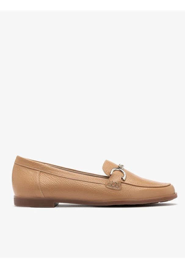 Ryłko - Beżowe mokasyny z ozdobą na płaskiej podeszwie. Nosek buta: okrągły. Kolor: brązowy. Materiał: skóra. Szerokość cholewki: normalna. Wzór: aplikacja. Obcas: na płaskiej podeszwie. Styl: street