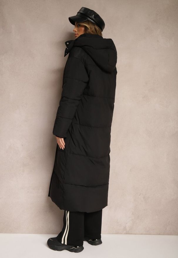 Renee - Czarna Długa Kurtka z Pikowaniem z Odpinanym Kapturem i Wsuwanymi Kieszeniami Daitras. Kolor: czarny. Długość: długie. Styl: elegancki