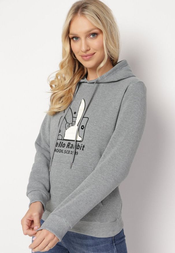 Born2be - Szara Bluza Dzianinowa z Kapturem i Nadrukiem Jubida. Typ kołnierza: kaptur. Kolor: szary. Materiał: dzianina. Długość rękawa: długi rękaw. Długość: długie. Wzór: nadruk