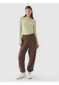 4f - 4F Spodnie dresowe joggery oversize damskie - brązowe XL. Kolor: brązowy. Materiał: dresówka. Wzór: gładki, ze splotem