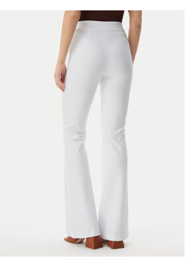 Guess Spodnie materiałowe W4YB01KCBO2 Biały Slim Fit. Kolor: biały. Materiał: syntetyk