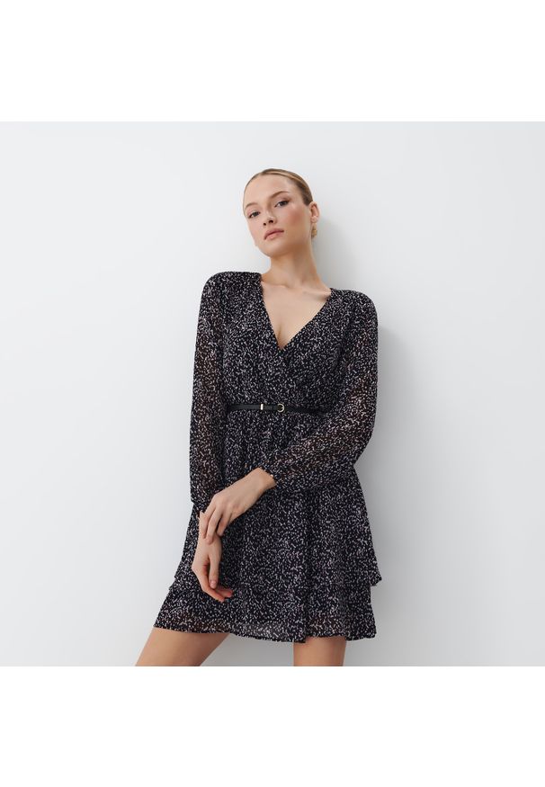 Mohito - Sukienka mini z kopertowym dekoltem - Czarny. Kolor: czarny. Typ sukienki: kopertowe. Długość: mini