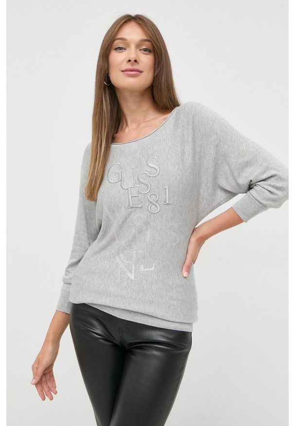 Guess sweter damski kolor szary lekki. Okazja: na co dzień. Kolor: szary. Materiał: materiał, wiskoza. Długość rękawa: raglanowy rękaw. Wzór: aplikacja. Styl: casual