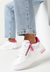 Born2be - Różowe Buty Sportowe Lilyahna. Kolor: różowy. Materiał: jeans, materiał. Szerokość cholewki: normalna. Wzór: aplikacja