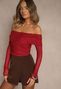 Renee - Bordowa Drapowana Bluzka VICES z Odkrytymi Ramionami i Siateczkowymi Rękawami Atevite. Okazja: na co dzień. Kolor: czerwony. Materiał: jeans. Styl: casual