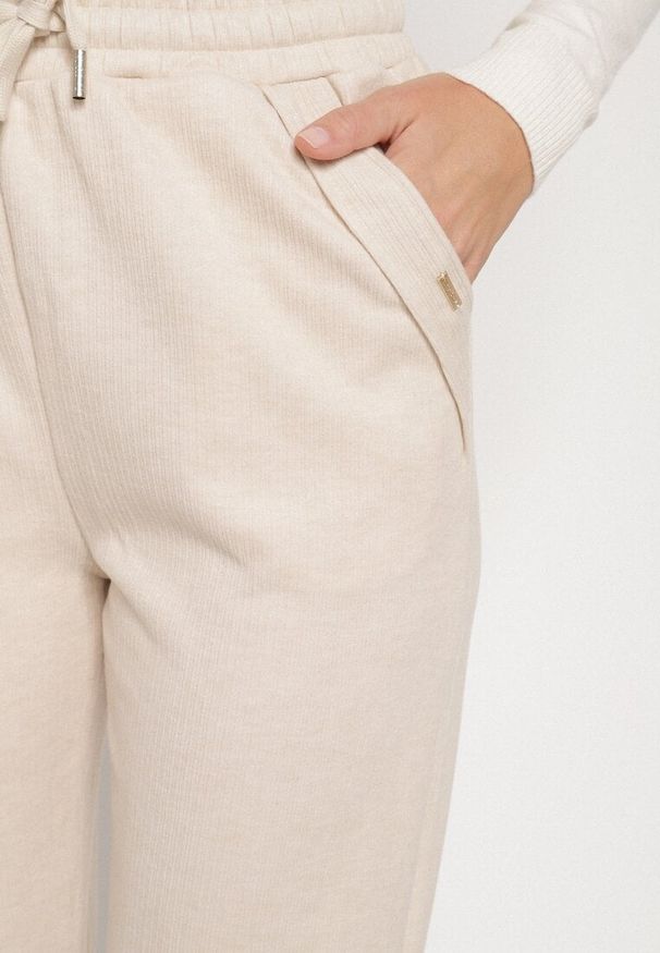 Born2be - Jasnobeżowe Spodnie z Wysokim Stanem Ozdobione Sznurkami Akleria. Okazja: na spacer. Stan: podwyższony. Kolor: beżowy. Materiał: jeans. Wzór: aplikacja