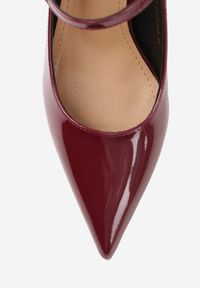 Born2be - Bordowe Czółenka na Szpilce z Ozdobnym Paskiem Romilira. Okazja: do pracy, na spotkanie biznesowe. Nosek buta: szpiczasty. Zapięcie: pasek. Kolor: czerwony. Materiał: jeans. Obcas: na szpilce. Styl: wizytowy, klasyczny, biznesowy #6