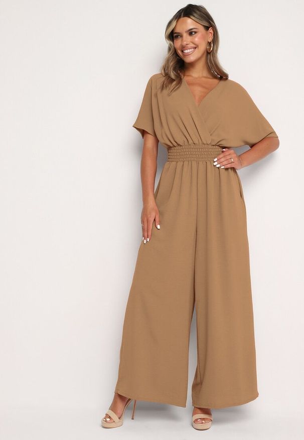 Born2be - Brązowy Kopertowy Kombinezon z Gumką w Talii i Szerokimi Nogawkami Vimashea. Okazja: na co dzień. Kolor: brązowy. Styl: elegancki, casual