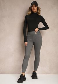 Renee - Szare Legginsy High Waist Ozdobione Aplikacją Sevirra. Okazja: na co dzień. Stan: podwyższony. Kolor: szary. Wzór: aplikacja. Styl: casual, elegancki