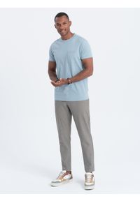 Ombre Clothing - Dzianinowy T-shirt męski z naszytą kieszonką - błękitny V4 S1621 - XXL. Kolor: niebieski. Materiał: dzianina. Długość rękawa: krótki rękaw. Długość: krótkie. Wzór: aplikacja. Styl: klasyczny #4