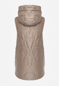 Born2be - Brązowa Pikowana Kamizelka o Długim Kroju z Nieodpinanym Kapturem i Aplikacją Koretes. Okazja: na co dzień. Kolor: brązowy. Materiał: prążkowany, poliester. Długość: długie. Wzór: aplikacja. Styl: casual #3