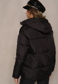 Renee - Czarna Pudełkowa Kurtka z Kapturem i Kieszeniami Zdobiona Pikowanymi Przeszyciami Issenia. Okazja: na co dzień. Typ kołnierza: kaptur. Kolor: czarny. Materiał: jeans. Wzór: aplikacja. Sezon: zima. Styl: casual #5