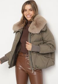 Born2be - Ciemnozielona Pikowana Kurtka z Futrzanym Kołnierzem z Możliwością Odpięcia Malatila. Okazja: na spacer, do pracy. Kolor: zielony. Materiał: futro. Długość rękawa: długi rękaw. Długość: długie. Sezon: zima. Styl: elegancki, klasyczny #7