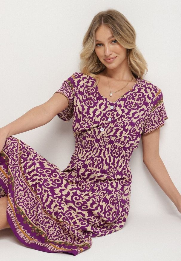 Born2be - Ciemnofioletowa Bawełniana Sukienka z Guzikami i Ornamentnym Wzorem Zisselle. Kolor: fioletowy. Materiał: bawełna