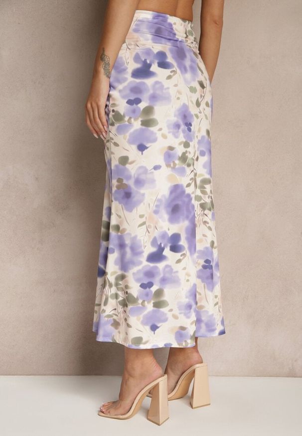 Renee - Jasnofioletowa Marszczona Spódnica Kwiatowa Ozdobiona Rozcięciem na Nogę Ateralene. Okazja: na co dzień. Kolor: fioletowy. Wzór: aplikacja, kwiaty. Styl: casual, klasyczny