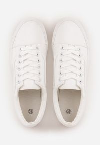 Renee - Wiązane Białe Tenisówki Trampki z Niską Cholewką Ozdobione Geometrycznym Wzorem Wioressa. Wysokość cholewki: przed kostkę. Kolor: biały. Materiał: jeans. Szerokość cholewki: normalna. Wzór: geometria, aplikacja. Styl: sportowy #4