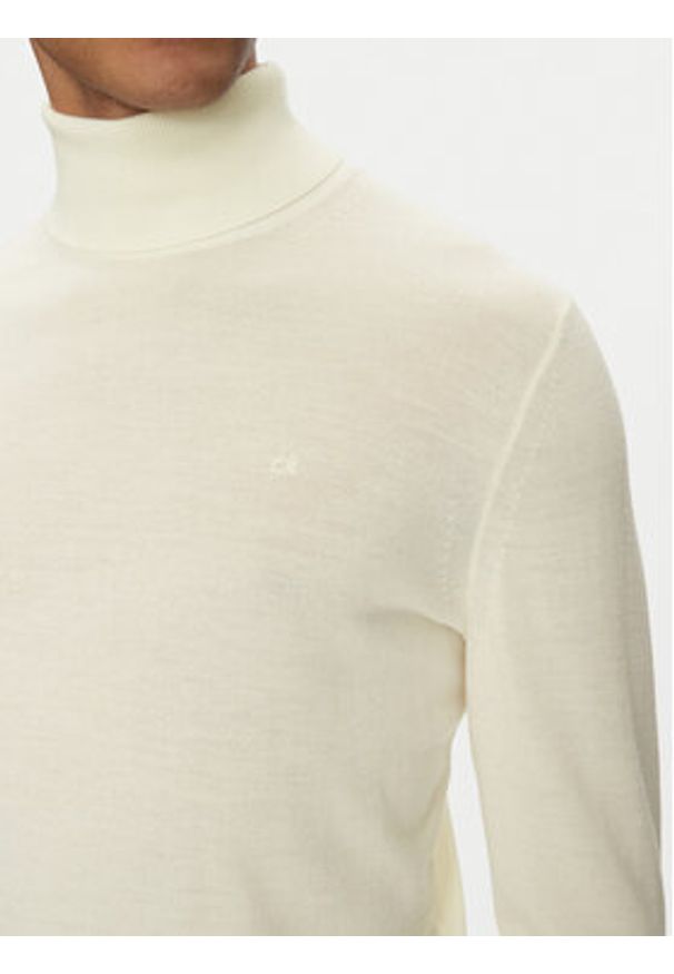 Calvin Klein Golf Superior K10K110420 Écru Slim Fit. Typ kołnierza: golf. Materiał: wełna