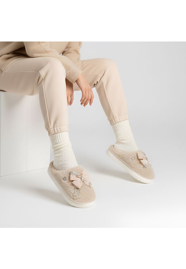 Beżowe Kapcie Filippo Ocieplane Damskie Buty Po Domu. Okazja: do domu. Kolor: beżowy. Szerokość cholewki: normalna. Wzór: aplikacja. Styl: elegancki