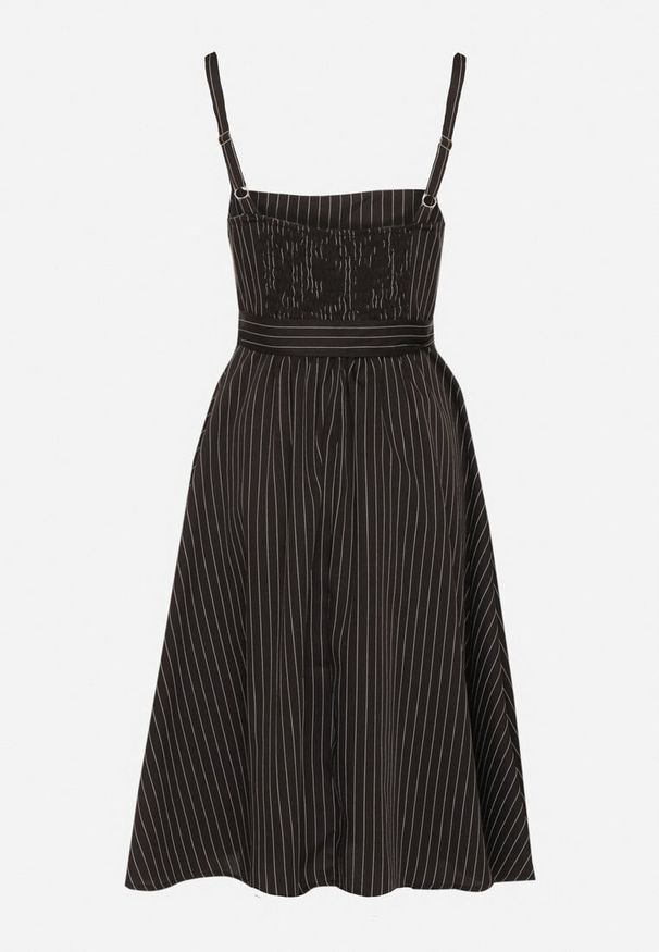 Born2be - Czarna Sukienka z Wiskozą ze Wzorem Pasków Dolereia. Okazja: na co dzień. Kolor: czarny. Materiał: wiskoza. Długość rękawa: na ramiączkach. Styl: casual, klasyczny. Długość: midi