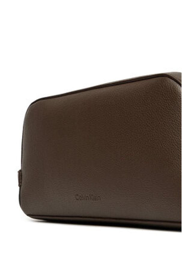 Calvin Klein Kosmetyczka Micropebble Washbag/Dopp Kit LV04D1036G Brązowy. Kolor: brązowy. Materiał: skóra