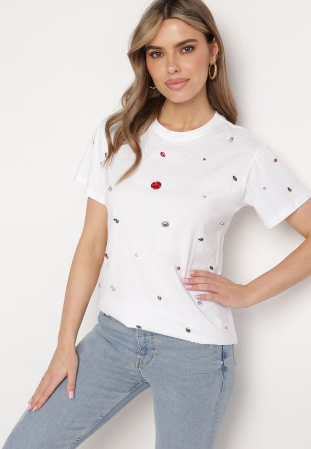 Born2be - Biały T-shirt Ozdobiony Kolorowymi Cyrkoniami Wiadea. Okazja: na co dzień. Kolor: biały. Wzór: aplikacja, kolorowy. Styl: klasyczny, casual