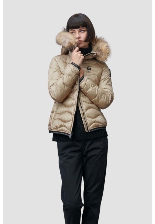 Blauer USA - BLAUER Beżowa kurtka damska Aldie Short Jackets. Kolor: beżowy. Materiał: poliamid, puch, futro
