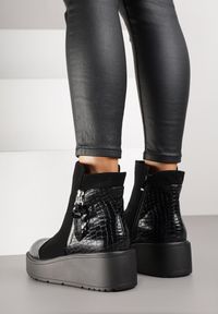 Renee - Czarne Botki Vices na Platformie Ozdobione Tłoczeniem Faleressa. Okazja: na co dzień. Zapięcie: zamek. Kolor: czarny. Materiał: jeans. Wzór: aplikacja. Obcas: na platformie. Styl: casual #7