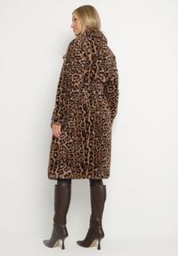 Born2be - Brązowy Płaszcz w Panterkę Futerko Ozdobiony Paskiem Delmarea. Okazja: na co dzień. Kolor: brązowy. Materiał: futro. Wzór: aplikacja, motyw zwierzęcy. Sezon: zima, jesień. Styl: klasyczny, casual, elegancki #4