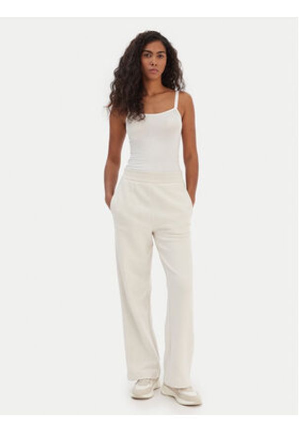 BOSS - Boss Top 50515379 Biały Regular Fit. Kolor: biały. Materiał: wiskoza