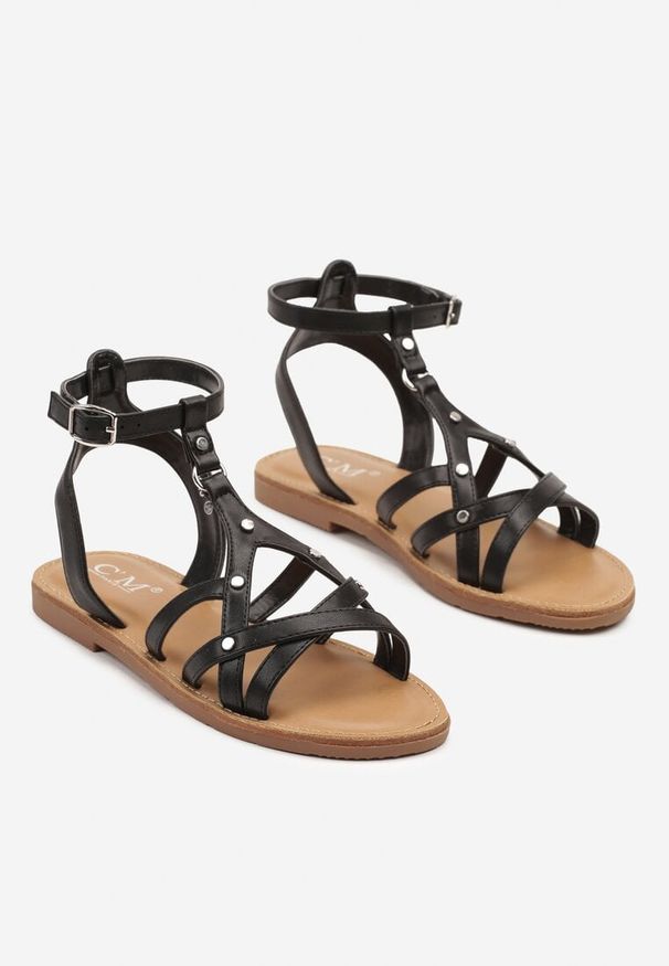 Renee - Czarne Sandały Rzymianki ze Sprzączką przy Kostce Oklerta. Okazja: na co dzień. Zapięcie: sprzączka. Kolor: czarny. Sezon: lato. Styl: casual, elegancki