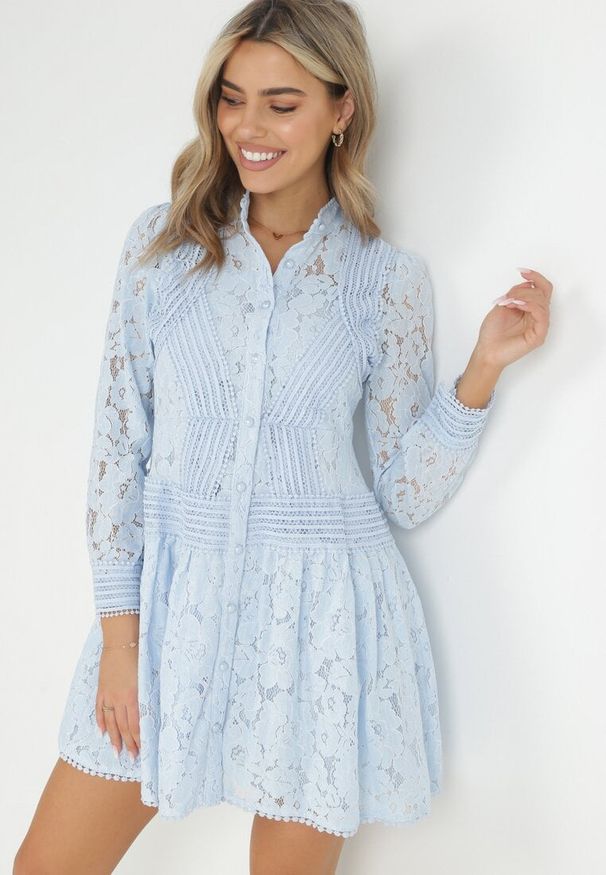 Born2be - Niebieska Koszulowa Sukienka z Koronką Jolley. Kolor: niebieski. Materiał: koronka. Długość rękawa: długi rękaw. Wzór: koronka. Typ sukienki: koszulowe. Długość: mini