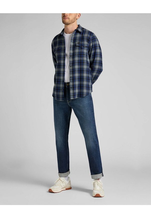Lee - LEE CLEAN WESTERN MĘSKA KOSZULA W KRATĘ ANTHEM BLUE L66RDH21 112322655. Okazja: na co dzień. Materiał: skóra, jeans, bawełna. Długość rękawa: bez rękawów. Długość: krótkie. Sezon: lato, zima. Styl: elegancki, casual, klasyczny