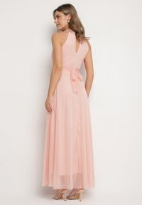 Born2be - Różowa Wieczorowa Sukienka ze Stójką Wiązana w Talii Ozdobiona Siateczką Nestasoni. Okazja: na imprezę. Typ kołnierza: kołnierzyk stójkowy. Kolor: różowy. Materiał: satyna. Długość rękawa: bez rękawów. Wzór: aplikacja. Styl: wizytowy #4