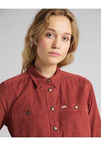 Lee - LEE WORKSHIRT DRESS DAMSKA SUKIENKA KOSZULOWA RED OCHRE L50SMROE 112111408. Typ sukienki: koszulowe #6