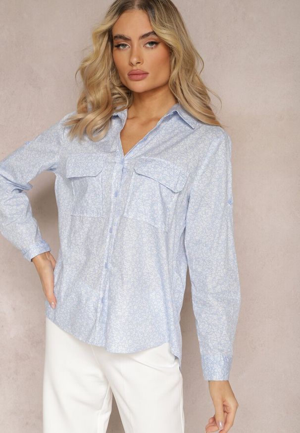 Renee - Jasnoniebieska Koszula z Bawełnianej Tkaniny w Kwiatki z Szerokimi Kieszeniami Agitata. Kolor: niebieski. Materiał: bawełna, tkanina. Wzór: kwiaty. Styl: elegancki