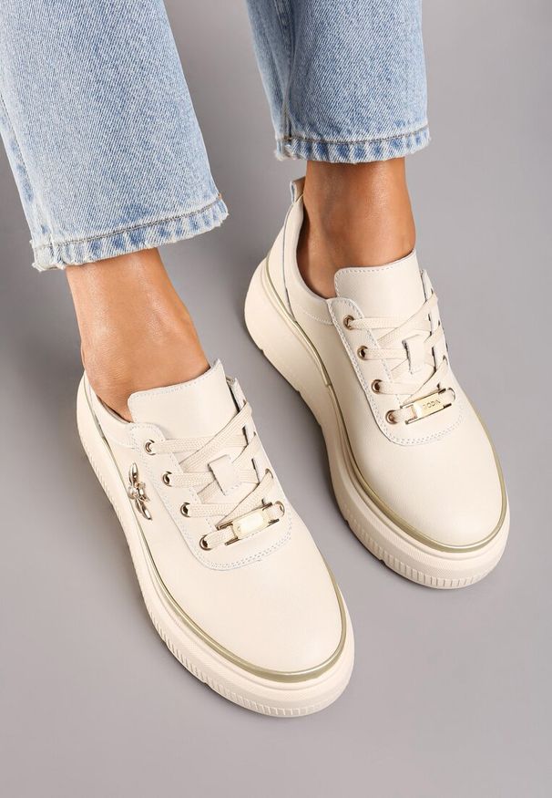 Born2be - Beżowe Skórzane Sneakersy na Grubej Podeszwie z Metaliczną Ozdobą Nericia. Okazja: na spotkanie biznesowe. Kolor: beżowy. Materiał: skóra. Wzór: aplikacja