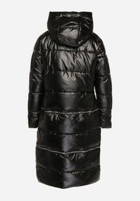 Born2be - Czarna Kurtka z Kapturem i Szerokim Pikowaniem o Regulowanej Długości Ansanna. Okazja: na co dzień. Typ kołnierza: kaptur. Kolor: czarny. Materiał: jeans. Styl: casual #4