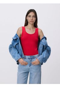 Reserved - Top z modalem - czerwony. Kolor: czerwony. Materiał: dzianina, bawełna