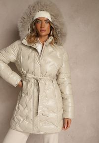 Renee - Beżowa Kurtka Pikowana z Odpinanym Futerkiem i Kapturem Ozdobiona Paskiem Olinesa. Kolor: beżowy. Materiał: futro. Wzór: aplikacja. Styl: klasyczny, elegancki #2