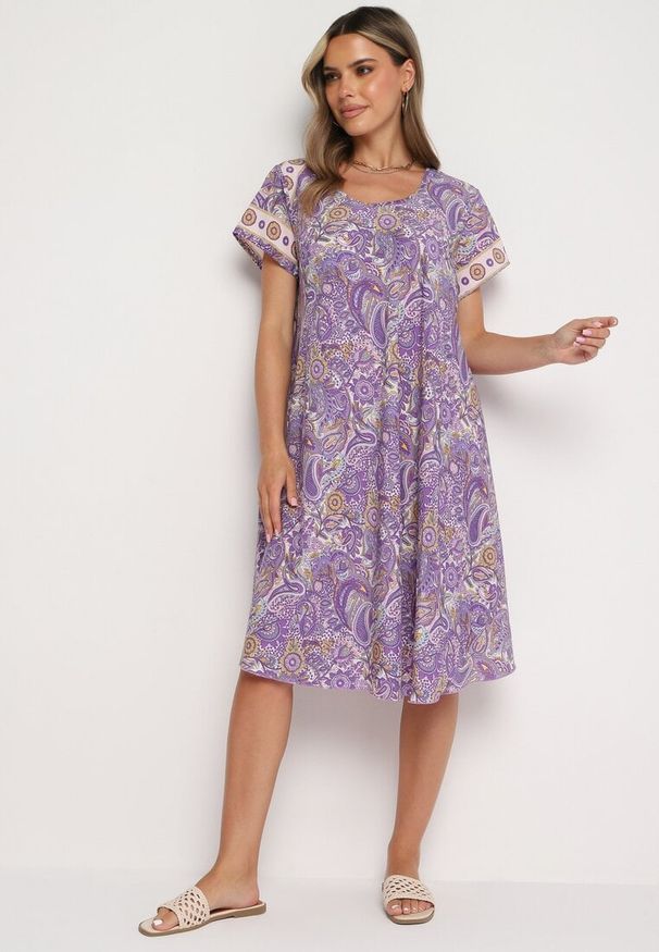 Born2be - Fioletowa Wiskozowa Sukienka o Rozkloszowanym Kroju w Stylu Boho Melnea. Typ kołnierza: dekolt w łódkę. Kolor: fioletowy. Materiał: wiskoza. Długość rękawa: krótki rękaw. Sezon: lato. Styl: boho