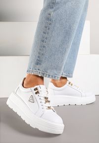 Renee - Białe Skórzane Sneakersy na Platformie Ozdobione Aplikacją Doliresa. Okazja: na co dzień. Kolor: biały. Materiał: skóra. Wzór: aplikacja. Obcas: na platformie #6