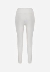 Renee - Białe Legginsy Basic z Modelującą Wstawką w Pasie Liacan. Okazja: na co dzień. Kolor: biały. Długość: krótkie. Styl: casual #3