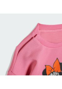 Adidas - Zestaw Disney Minnie Mouse Jogger Kids. Kolor: biały, wielokolorowy, różowy. Wzór: motyw z bajki. Styl: młodzieżowy