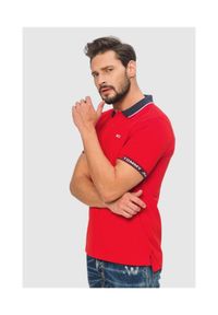 Tommy Jeans - TOMMY JEANS Czerwona koszulka polo. Typ kołnierza: polo. Kolor: czerwony. Materiał: bawełna, prążkowany. Długość rękawa: krótki rękaw